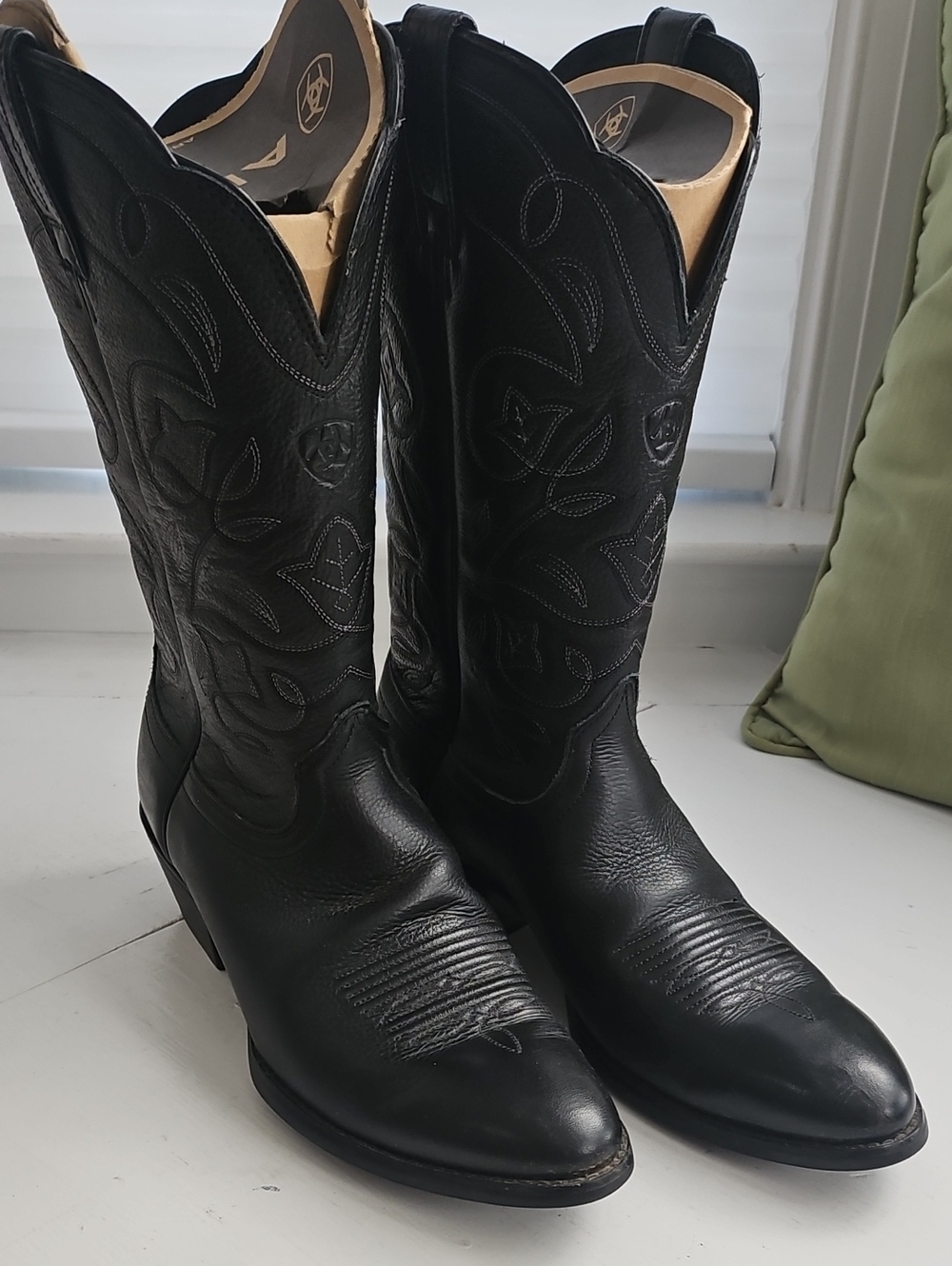 Black Women's Leather Ariat Western Cowboy Boots - Classic Embroidered Shaft